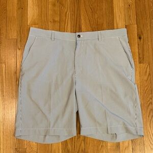Greg Norman Men's Striped Shorts-Light Gray-Seersucker